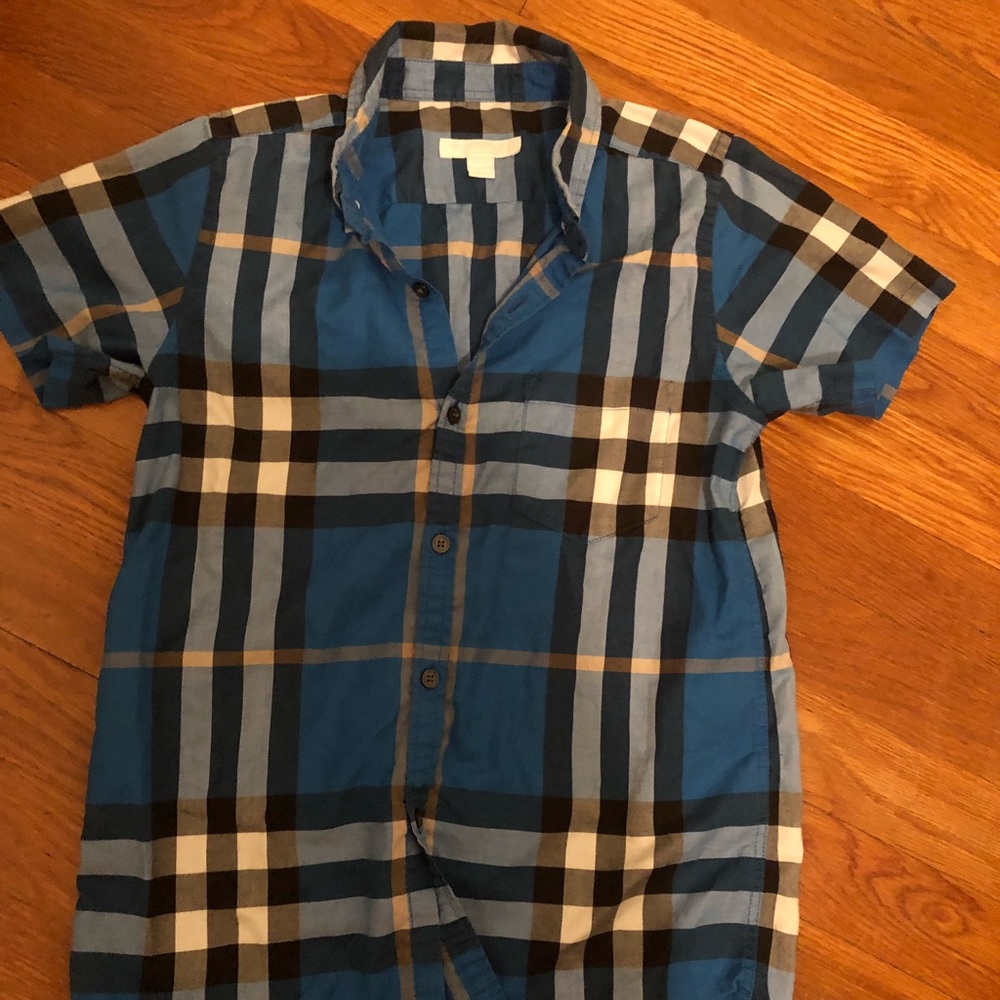 Button down short sleeve shirt